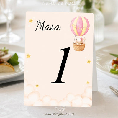 Număr de masă botez, fața, cu balon cu aer cald roz și galben cu iepuraș în dreapta sus, nori pufoși și steluțe galbene, „Masa 1”, cod Magnific B.4-20004