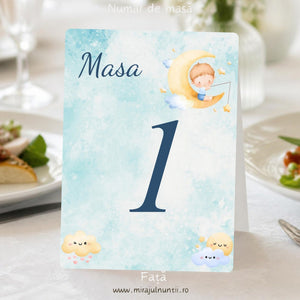 Fața numărului de masă de botez, „Masa 1” în albastru închis, bebeluș pe semilună cu steluță aurie, nori zâmbitori pastel pe fond bleu acuarelă, cod B.8-20008