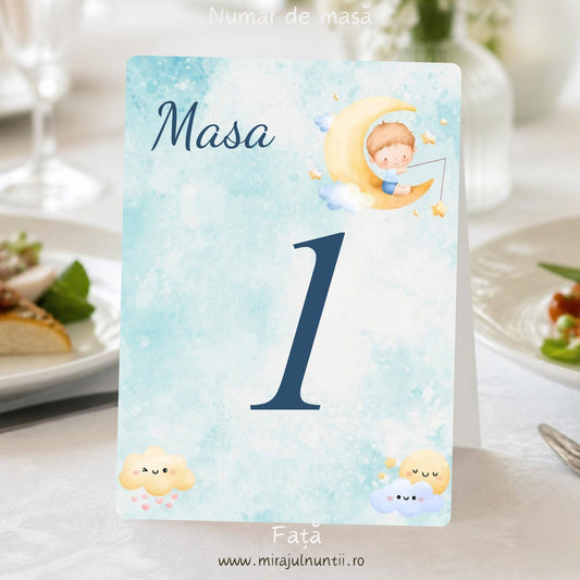 Fața numărului de masă de botez, „Masa 1” în albastru închis, bebeluș pe semilună cu steluță aurie, nori zâmbitori pastel pe fond bleu acuarelă, cod B.8-20008