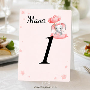 Număr de masă botez „Masa 1”, fața, cu elefănțel gri cu fundiță roz și baloane inimioare roz în dreapta sus, steluțe roz pe fundal roz pal, carton alb satinat – cod Magnific B.13-20013