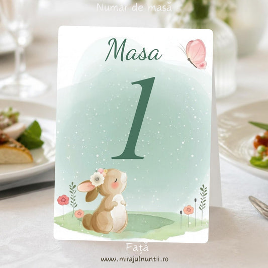 Număr de masă botez cu iepuraș în acuarelă cu coroniță de flori și fluturaș roz, pe fond verde mentă, „Masa 1” în verde, față, cod B. 6036