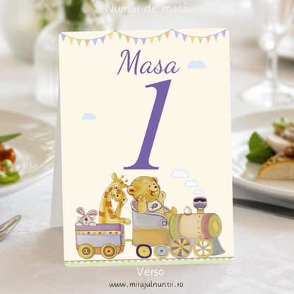 Număr de masă botez, verso: „Masa” și cifra 1 mov-lavandă, trenuleț pastel cu iepuraș, girafă și ursuleț pe șină, ghirlandă de stegulețe pastel, fond crem – cod B. 15322