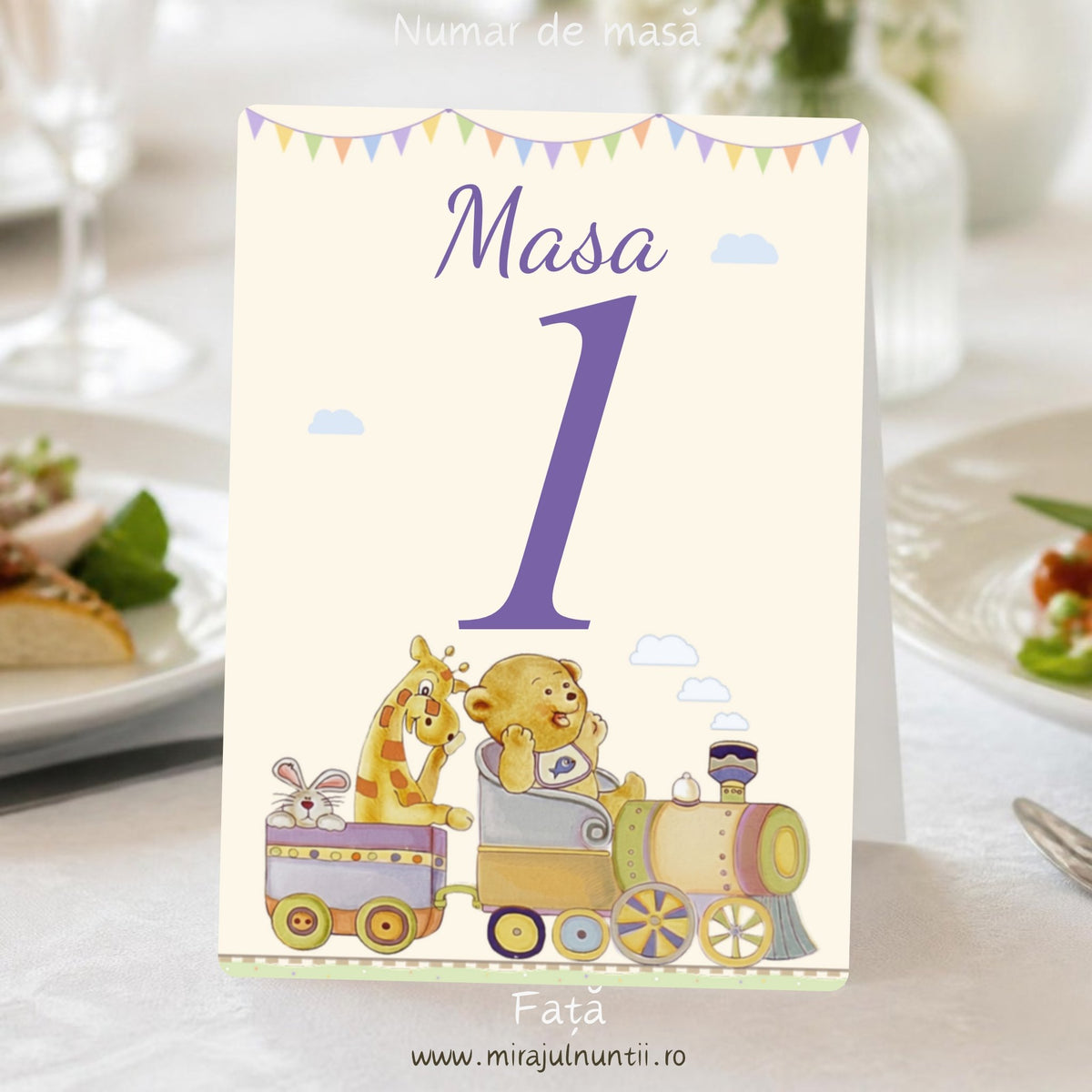 Număr de masă botez, fața: „Masa” și cifra 1 mov-lavandă, trenuleț pastel cu iepuraș, girafă și ursuleț pe șină, ghirlandă de stegulețe pastel și nori, fond crem – cod B. 15322