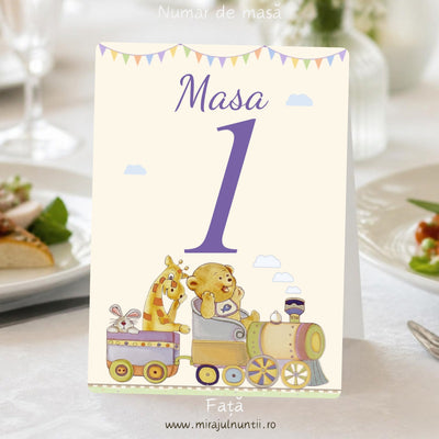 Număr de masă botez, fața: „Masa” și cifra 1 mov-lavandă, trenuleț pastel cu iepuraș, girafă și ursuleț pe șină, ghirlandă de stegulețe pastel și nori, fond crem – cod B. 15322