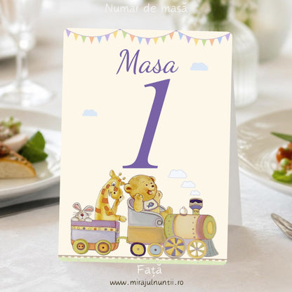 Număr de masă botez, fața: „Masa” și cifra 1 mov-lavandă, trenuleț pastel cu iepuraș, girafă și ursuleț pe șină, ghirlandă de stegulețe pastel și nori, fond crem – cod B. 15322