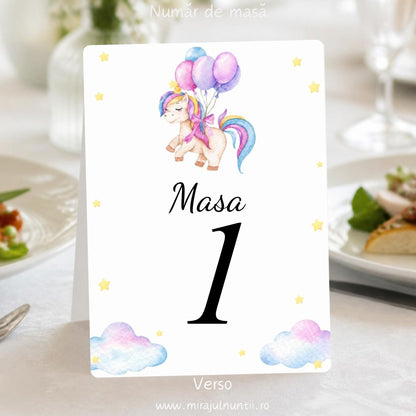 Număr de masă botez, verso, carton alb satinat, cu unicorn cu baloane colorate, nori pastel și steluțe, „Masa 1”, cod Magnific B.15-20015