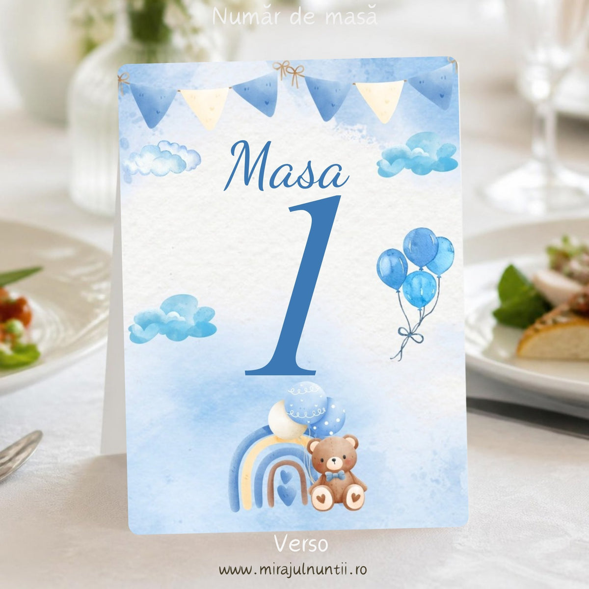Număr de masă botez B.12-20012, verso: același design cu „Masa 1” albastru, ghirlandă de stegulețe, nori, baloane bleu și ursuleț cu curcubeu, pe fond acuarelă bleu, tipărit față-verso