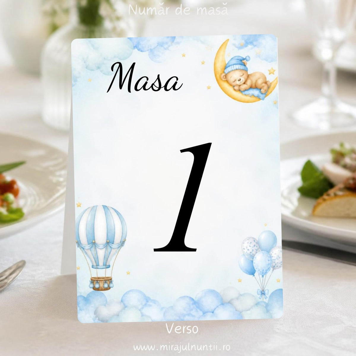 Număr de masă botez „Masa 1”, verso, cu ursuleț pe lună și baloane cu aer cald bleu, tipărit față-verso pe carton alb satinat – cod B.20-20020
