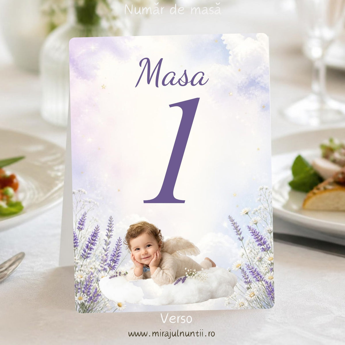 Număr de masă botez, verso, cu „Masa 1” în lila deasupra unui îngeraș cârlionțat culcat pe un norișor alb, jos la mijloc, între lavandă și margarete, cod B.36-20036