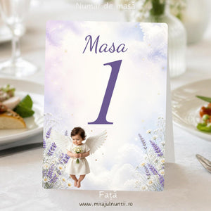Număr de masă botez, față, cu „Masa 1” în lila sus și îngeraș cu aripi albe și buchet de margarete jos în stânga, pe cer pastel alb și lavandă cu norișori, lavandă și margarete, cod B.36-20036