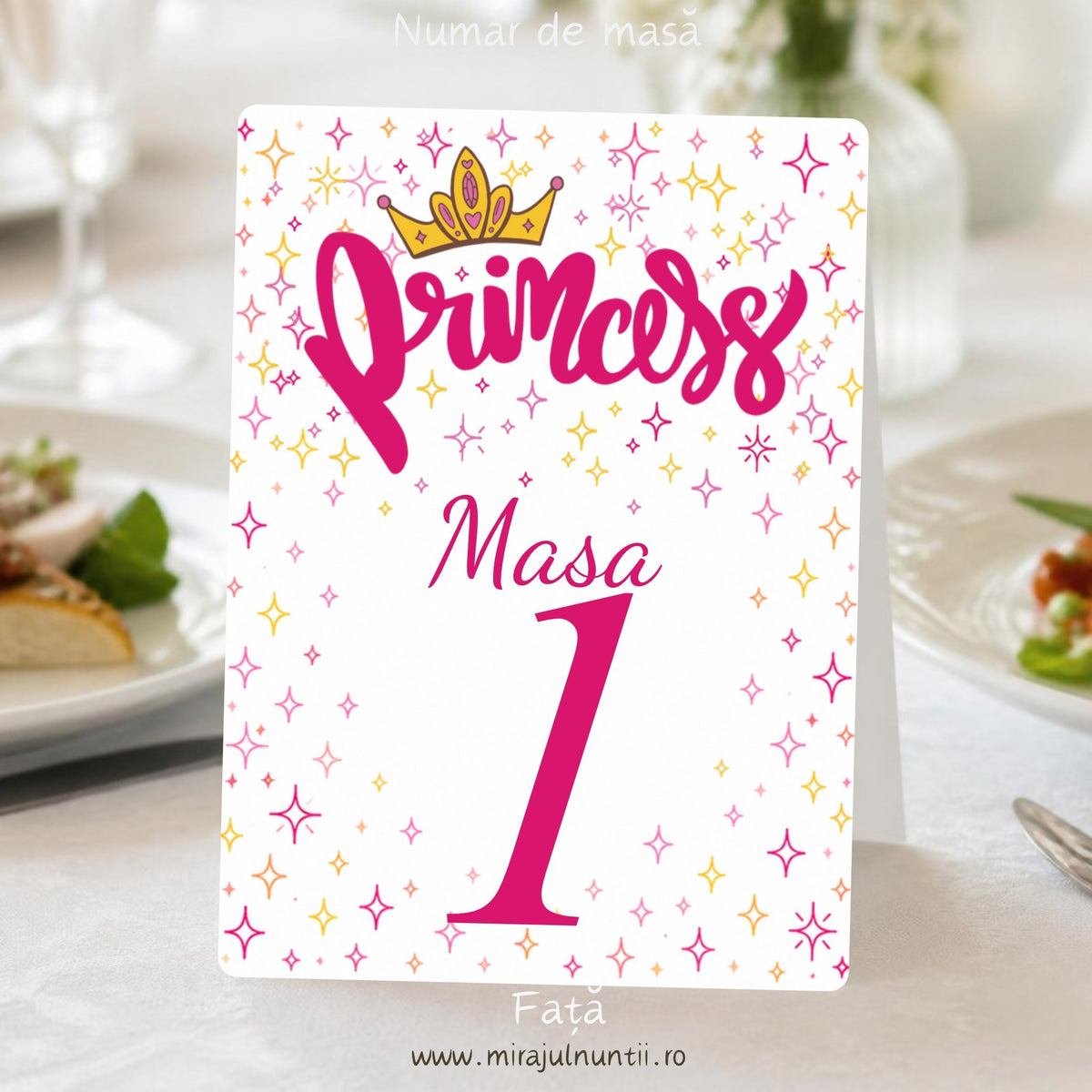 Număr de masă botez, fața, cu inscripția Princess cu coroniță aurie, steluțe roz și aurii și „Masa 1” roz-magenta, pe masa festivă, cod B. 6017