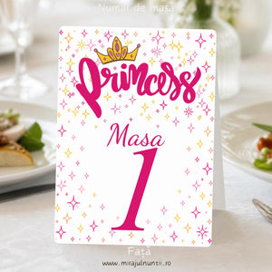 Număr de masă botez, fața, cu inscripția Princess cu coroniță aurie, steluțe roz și aurii și „Masa 1” roz-magenta, pe masa festivă, cod B. 6017
