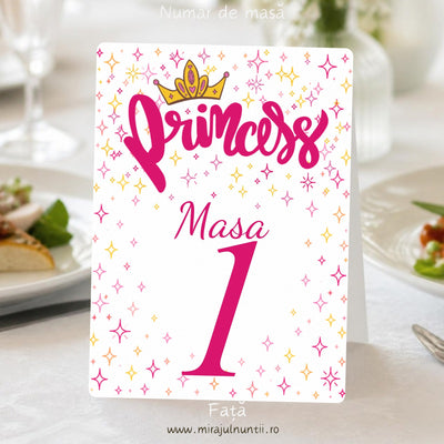Număr de masă botez, fața, cu inscripția Princess cu coroniță aurie, steluțe roz și aurii și „Masa 1” roz-magenta, pe masa festivă, cod B. 6017