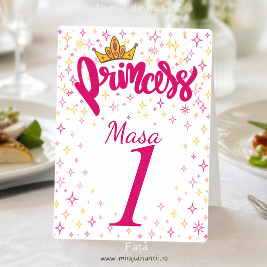 Număr de masă botez, fața, cu inscripția Princess cu coroniță aurie, steluțe roz și aurii și „Masa 1” roz-magenta, pe masa festivă, cod B. 6017