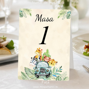 Număr de masă botez cu mașinuță vintage și animale safari printre frunze tropicale, față cu „Masa 1”, chenar alb, cod Magnific B. 7600