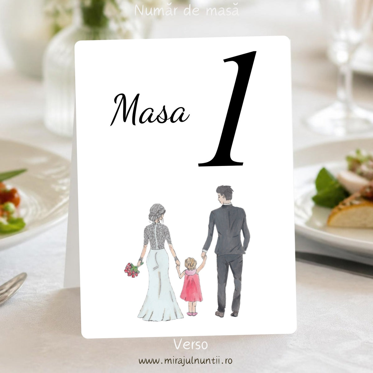 Număr de masă pentru nuntă și botez, verso, pe carton alb: același „Masa 1” și familia de mână – mireasa, fetița în rochiță roz și mirele, văzuți din spate