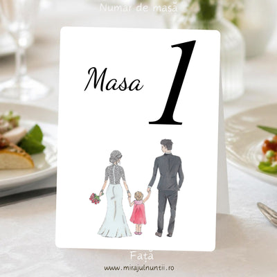 Număr de masă pentru nuntă și botez, față, pe carton alb: „Masa 1”, cu „Masa” caligrafic și cifra 1 mare, cu negru, și ilustrația familiei de mână – mireasă în rochie albă cu dantelă și buchet roșu-roz, fetiță în rochiță roz și mire în costum gri, văzuți din spate