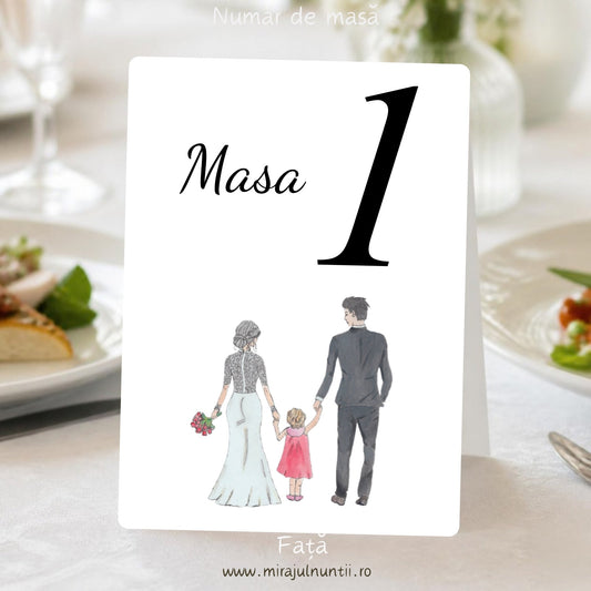 Număr de masă pentru nuntă și botez, față, pe carton alb: „Masa 1”, cu „Masa” caligrafic și cifra 1 mare, cu negru, și ilustrația familiei de mână – mireasă în rochie albă cu dantelă și buchet roșu-roz, fetiță în rochiță roz și mire în costum gri, văzuți din spate