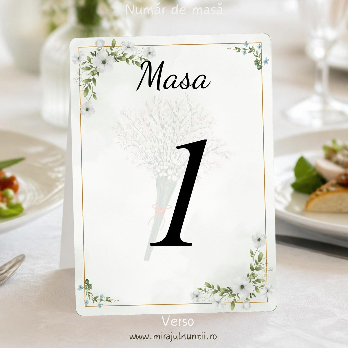 Număr de masă nuntă C.10, verso: „Masa” scris caligrafic și numărul 1 mare, negru, peste un buchețel de floricele albe estompat; flori albe cu frunze verzi, floricele albastre și ramă aurie fină pe fond verde salvie pal