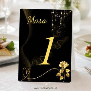 Număr de masă nuntă C.51, fața: „Masa” caligrafic și numărul 1 mare, în auriu, trandafir auriu jos-dreapta, flori aurii atârnate sus-dreapta, sclipici și fum auriu pe fond negru