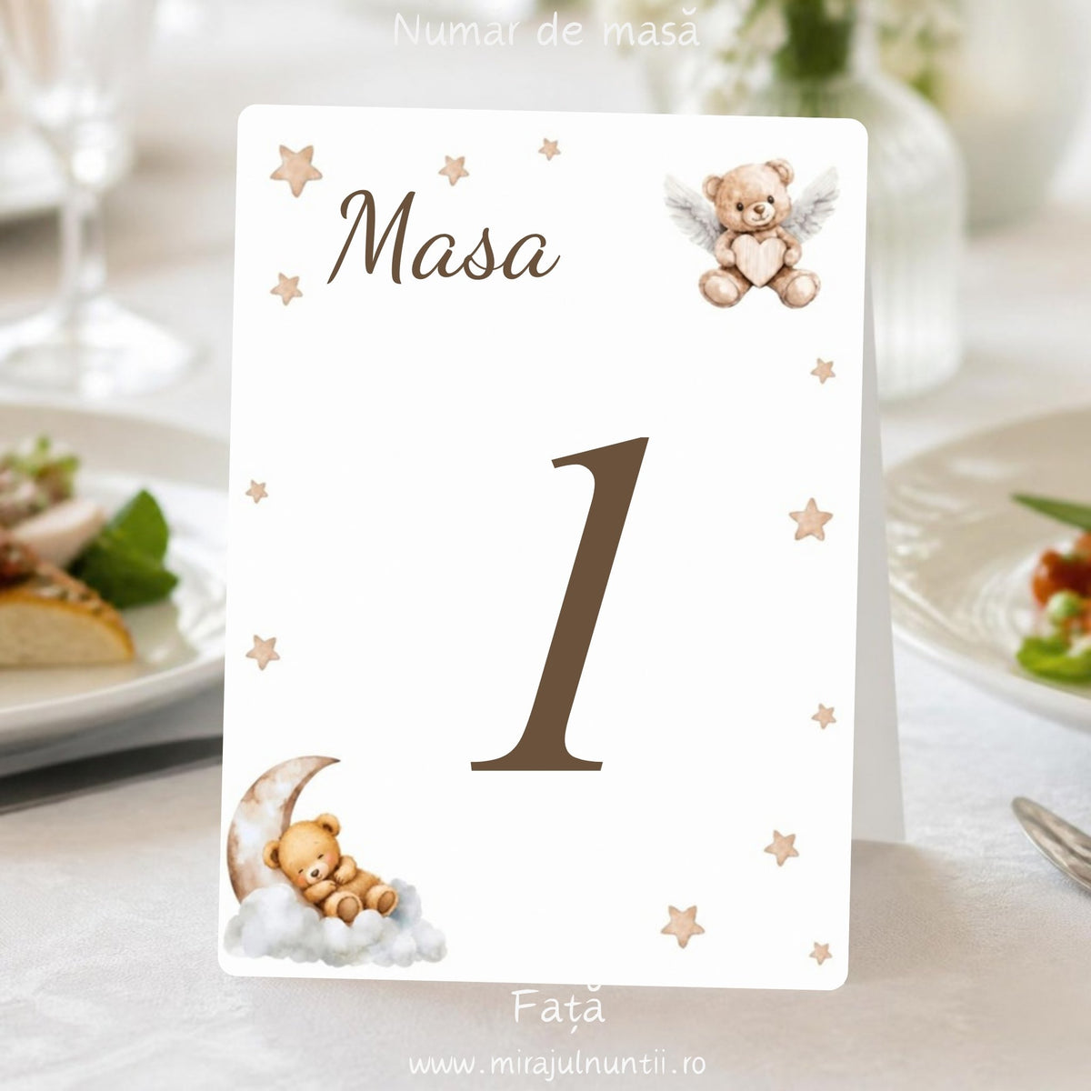 Număr de masă cu ursuleț-îngeraș, ursuleț pe semilună și steluțe bej, față cu „Masa 1”, cu chenar alb, așezat pe masă, cod Magnific B.22-20022