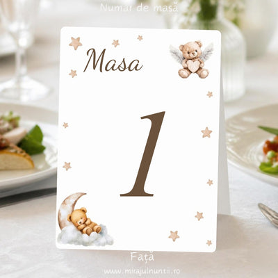 Număr de masă cu ursuleț-îngeraș, ursuleț pe semilună și steluțe bej, față cu „Masa 1”, cu chenar alb, așezat pe masă, cod Magnific B.22-20022