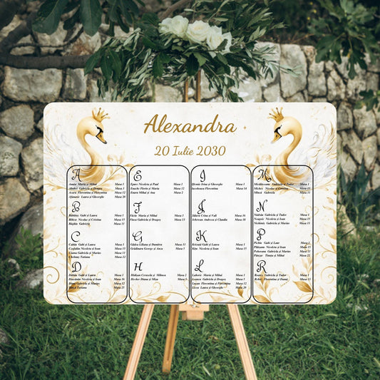 Opis botez orizontal 42 x 30 cm cu lebede albe cu coroniță aurie și frunze aurii, numele Alexandra și lista invitaților în ordine alfabetică, pe șevalet – cod Magnific B.17-20017