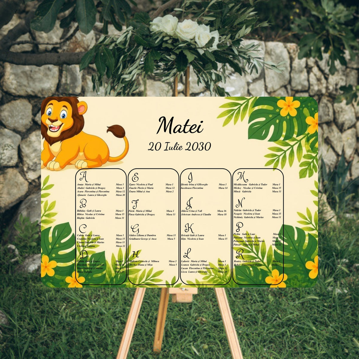 Opis botez orizontal 42 x 30 cm cu leuț și frunze tropicale verzi pe margini, numele „Matei” și data mari, centrate sus, listă invitați pe litere în patru coloane, chenar alb, pe șevalet, cod Magnific B.6023