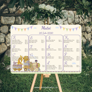 Opis botez 42 x 30 cm pe șevalet: numele Matei și data 20 Iulie 2030 sus, lista invitaților pe coloane, ghirlandă de stegulețe pastel, trenuleț cu iepuraș, girafă și ursuleț pe șină – cod B. 15322