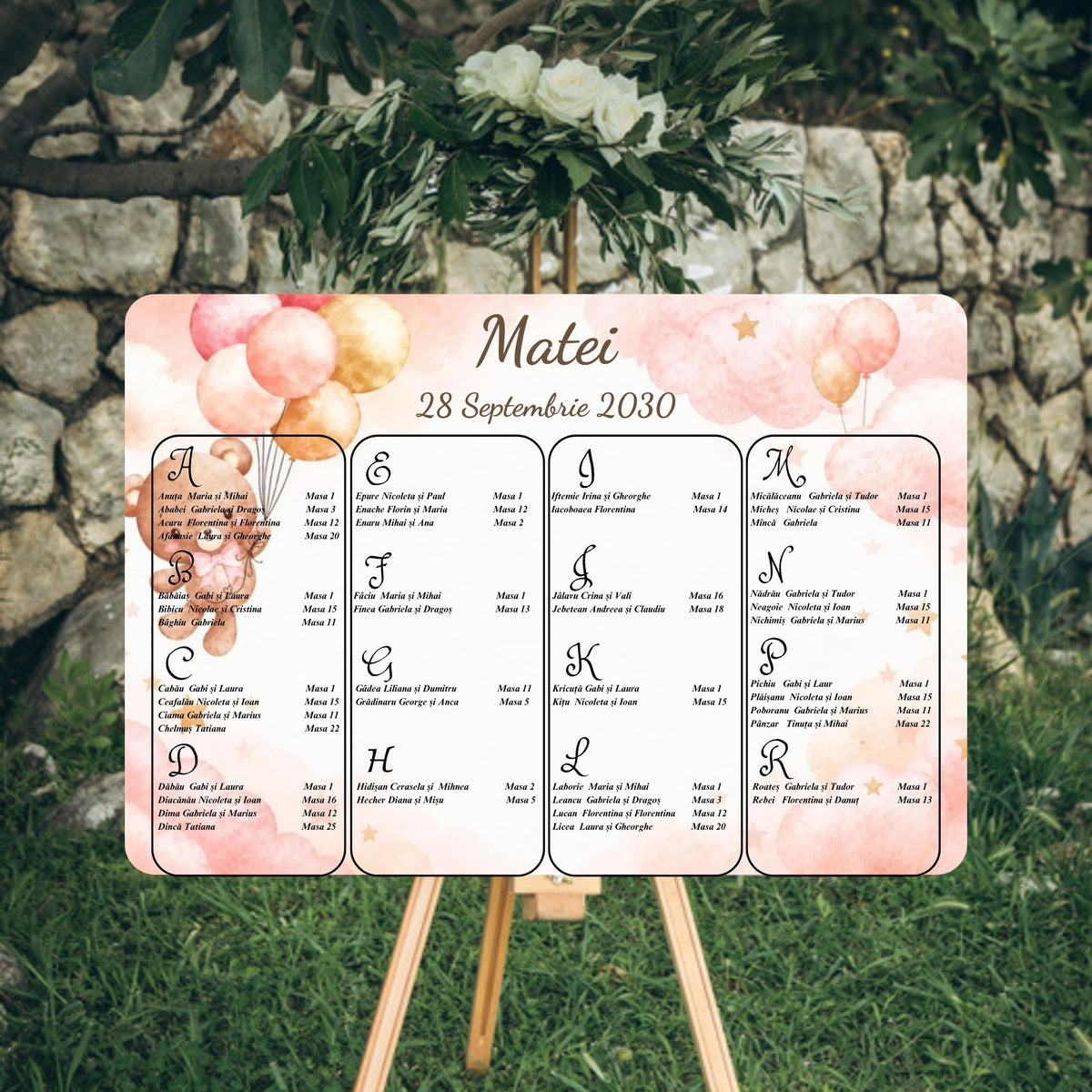Opis botez orizontal 42 x 30 cm cu ursuleț cu baloane roz pudrat și aurii, nori roz și steluțe, numele „Matei” și data mari, centrate sus, listă invitați pe litere, chenar alb, pe șevalet, cod Magnific B.23-20023