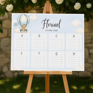 Opis botez orizontal 42 x 30 cm cod Magnific B.3-20003 pe șevalet, cu ursuleț în balon cu aer cald, numele copilului sus și lista invitaților în ordine alfabetică.