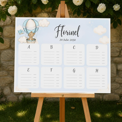 Opis botez orizontal 42 x 30 cm cod Magnific B.3-20003 pe șevalet, cu ursuleț în balon cu aer cald, numele copilului sus și lista invitaților în ordine alfabetică.