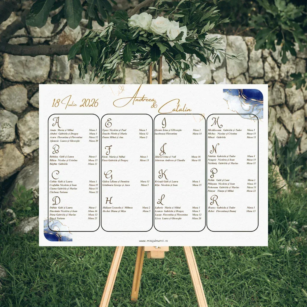 Opis nuntă orizontal 42 x 30 cm cod Magnific C.3 pe șevalet, cu accente de acuarelă bleumarin și auriu în colțuri, numele mirilor caligrafic și lista invitaților.