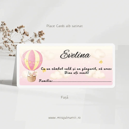 Plic de bani botez personalizat cod Magnific B.4-20004, cu balon cu aer cald roz și steluțe pe fundal pastel, cu numele copilului și rândul „Familia”.