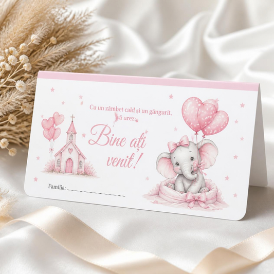 Plic de bani pentru botez cu elefănțel gri, baloane inimioare și steluțe roz, mesajul „Bine ați venit!” și rândul „Familia”, așezat ca place card – cod 20013