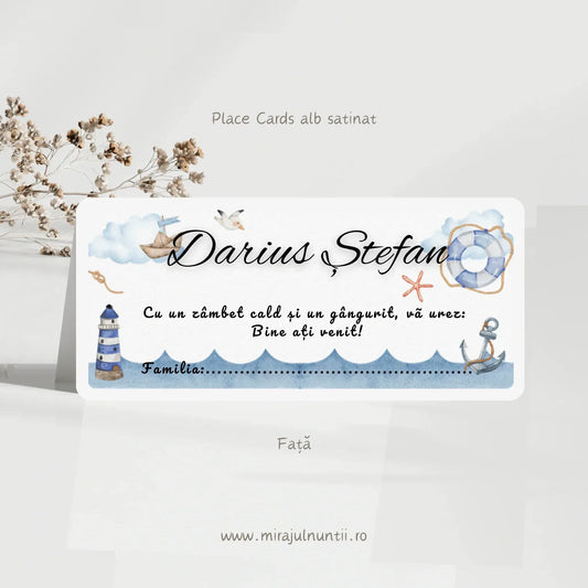 Plic de bani botez personalizat cod Magnific B.25-20025, tematică maritimă bleu cu corabie, far, colac de salvare, ancoră și valuri, cu numele copilului și rândul „Familia”.