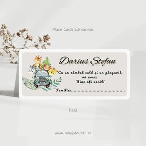 Plic de bani botez personalizat cod Magnific B. 7600, cu mașinuță vintage verde, animăluțe de safari și frunze tropicale, cu numele copilului și rândul „Familia”.