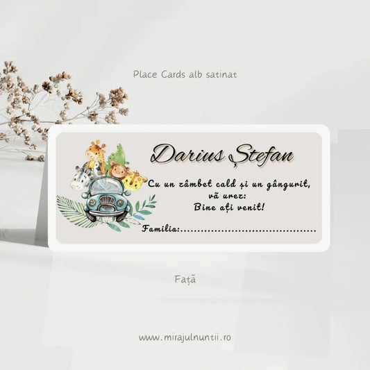 Plic de bani botez personalizat cod Magnific B. 7600, cu mașinuță vintage verde, animăluțe de safari și frunze tropicale, cu numele copilului și rândul „Familia”.