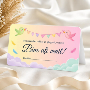 Plic de bani botez cu păsărele și pene colorate pe fundal curcubeu pastel, cu mesajul „Bine ați venit!” și rândul pentru familie, cod 20005