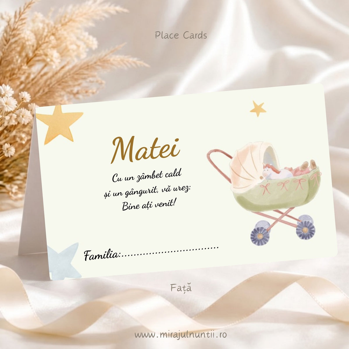 Plic de bani botez personalizat, fața cu numele Matei auriu, mesajul de bun venit și rândul Familia, cărucior în acuarelă și steluțe aurii pe fond crem, cod Magnific B.7-20007