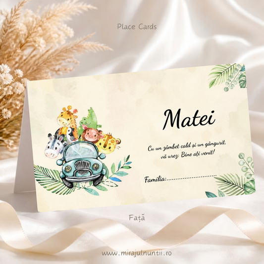Fața plicului de bani botez personalizat B. 7600, cu mașinuță vintage verde-albăstruie încărcată cu animăluțe de safari și frunze tropicale, numele copilului, mesajul de bun venit și rândul „Familia”.