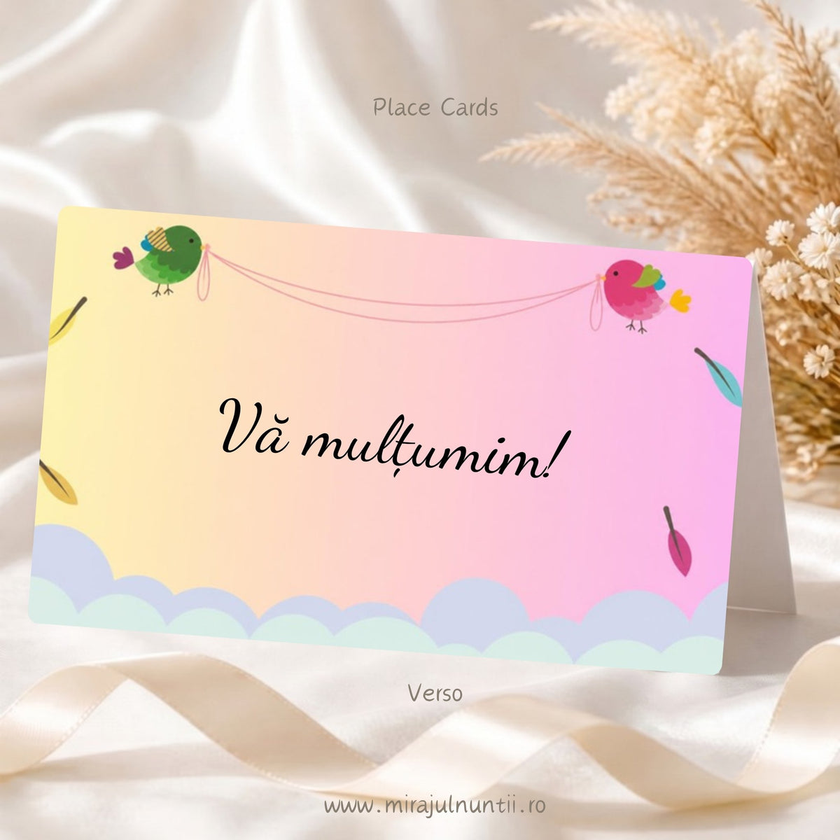Spatele plicului de bani botez personalizat cu păsărele și pene colorate și mesajul Vă mulțumim, cod B.5-20005