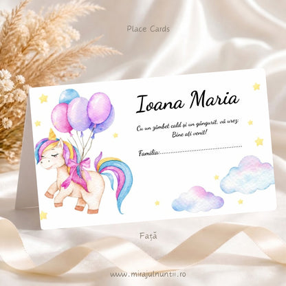 Fața plicului de bani botez personalizat cu numele Ioana Maria, mesajul de bun venit și rândul Familia, cu unicorn cu baloane, nori pastel și steluțe, cod Magnific B.15-20015