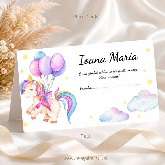 Fața plicului de bani botez personalizat cu numele Ioana Maria, mesajul de bun venit și rândul Familia, cu unicorn cu baloane, nori pastel și steluțe, cod Magnific B.15-20015
