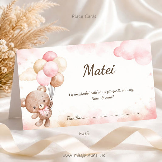 Plic de bani botez personalizat cu ursuleț cu baloane roz pudrat și nori, față cu numele Matei, mesajul de bun venit și rândul Familia, cod Magnific B.23-20023