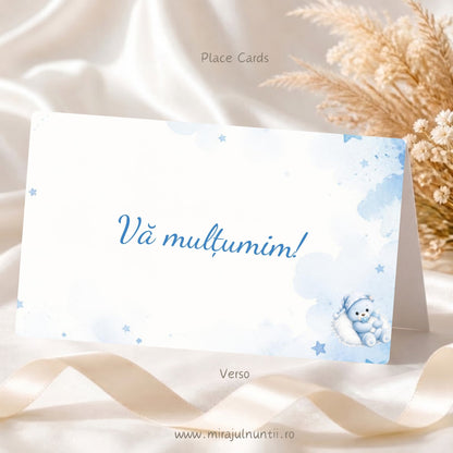 Plic de bani botez personalizat cod Magnific B.32-20032, verso cu textul Vă mulțumim!, acuarelă bleu cu steluțe și ursuleț mic pe pernuță în colț