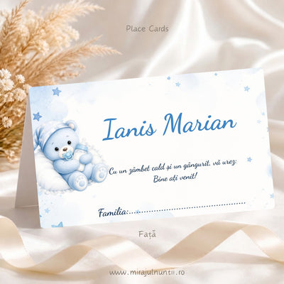 Plic de bani botez personalizat cod Magnific B.32-20032, față cu numele Ianis Marian, mesajul de bun venit și rândul Familia, ursuleț bleu cu biberon pe pernuță și acuarelă bleu cu steluțe