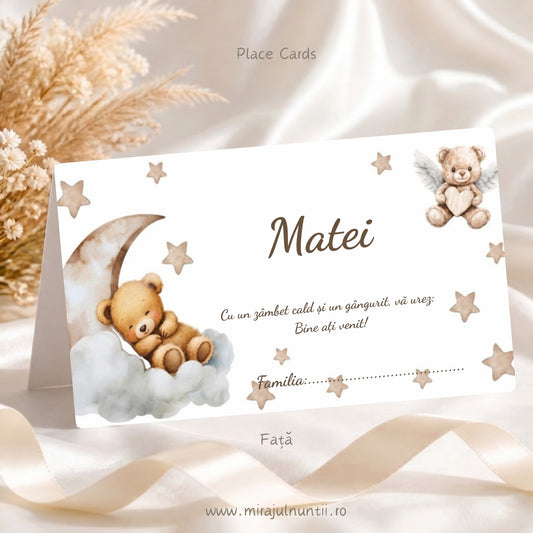 Plic de bani botez personalizat cu ursuleț pe semilună, ursuleț-îngeraș și steluțe bej, față cu numele copilului și rândul Familia, cod Magnific B.22-20022