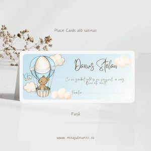 Plic de bani botez personalizat cod Magnific B.3-20003, cu ursuleț într-un balon cu aer cald și nori pe fundal bleu, cu numele copilului și rândul „Familia”.