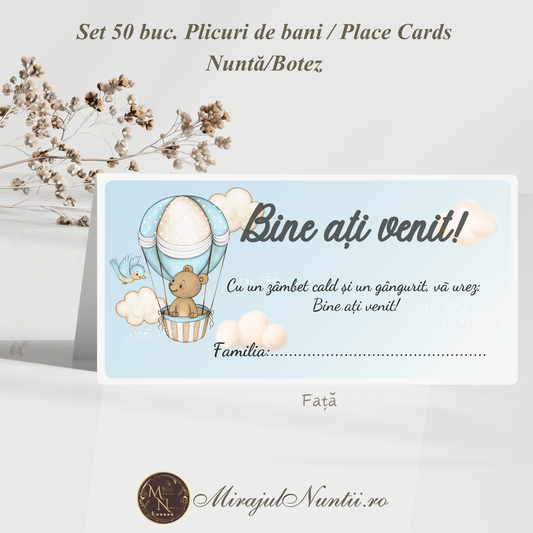Plic de bani și place card pentru botez în nuanțe de bleu cu ilustrație ursuleț în balon cu aer cald, set 50 bucăți din carton premium.